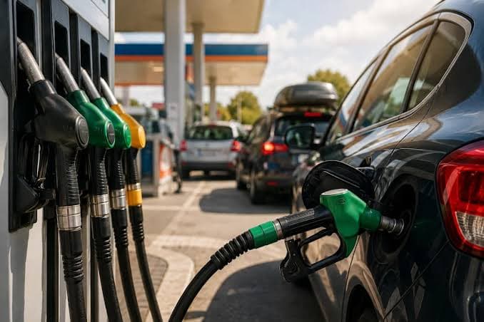 Ferragosto: rincari sui carburanti, benzina vicina ai 2 euro, diesel oltre 2,08