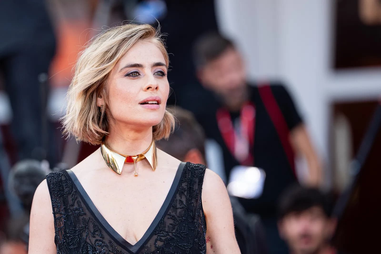 Venezia, Greta Scarano sul red carpet con un segnale contro i femminicidi