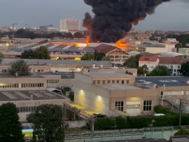 Incendio alla piattaforma ecologica di Novate Milanese: alta colonna di fumo, un ferito lieve
