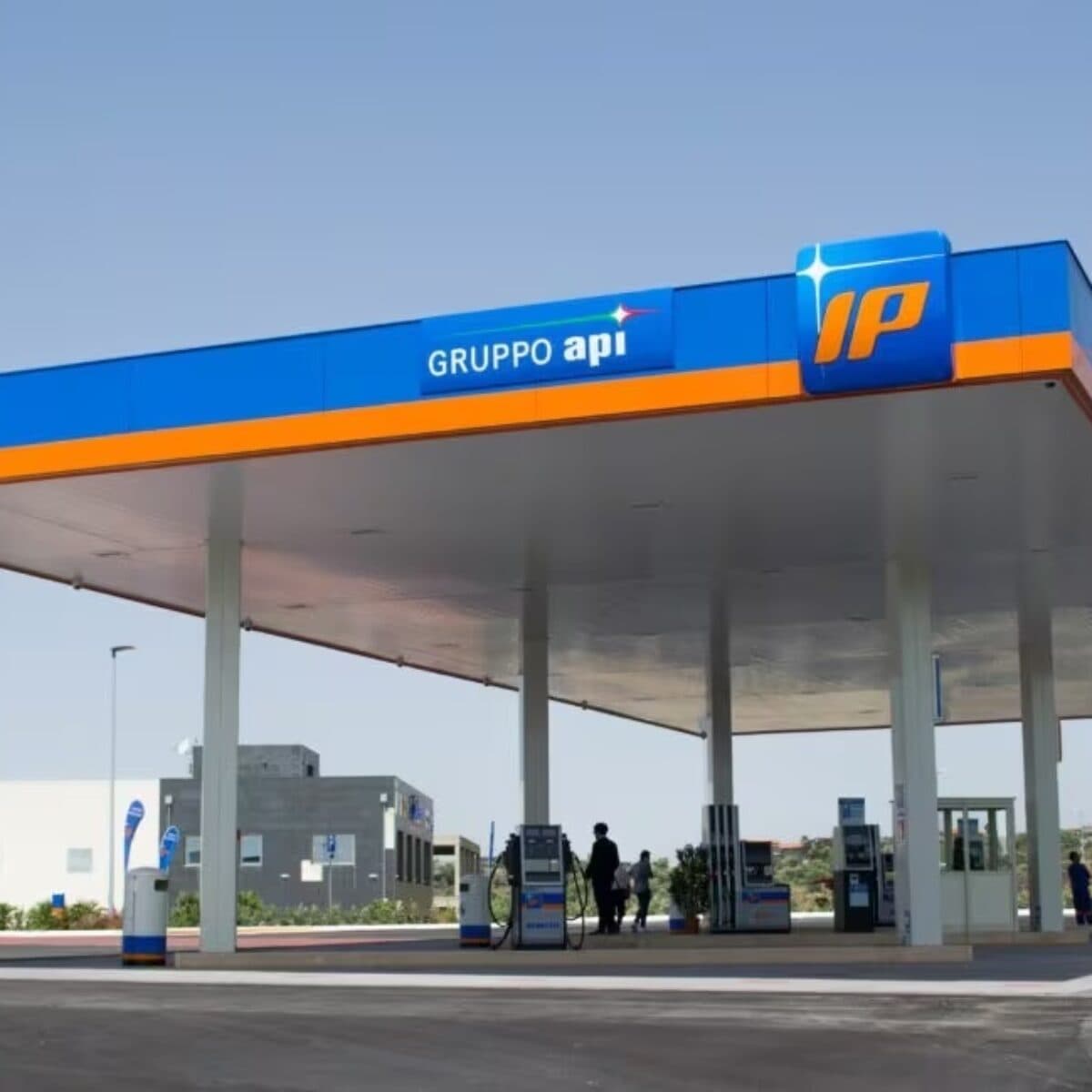 Dopo Eni, anche IP riduce i prezzi di benzina e diesel: l'effetto domino sui carburanti è iniziato