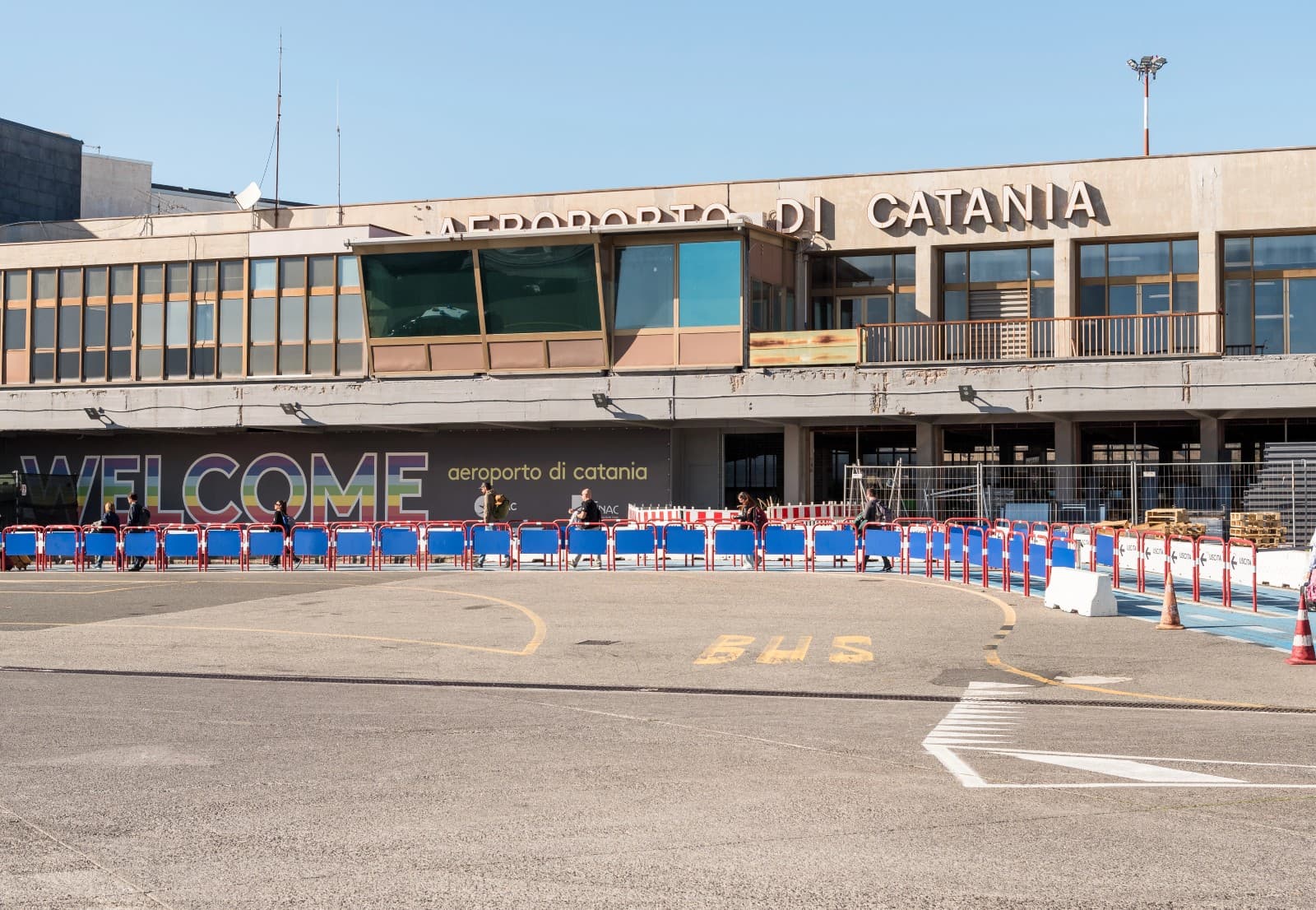 Etna, voli sospesi a Catania: aeroporto chiuso fino a lunedì per cenere vulcanica