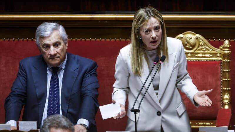 Dibattito sulla legge elettorale: tensioni dopo il voto sulle preferenze. Opposizioni critiche: «Meloni senza fiducia». Tajani e Ciriani: «Il governo continua»