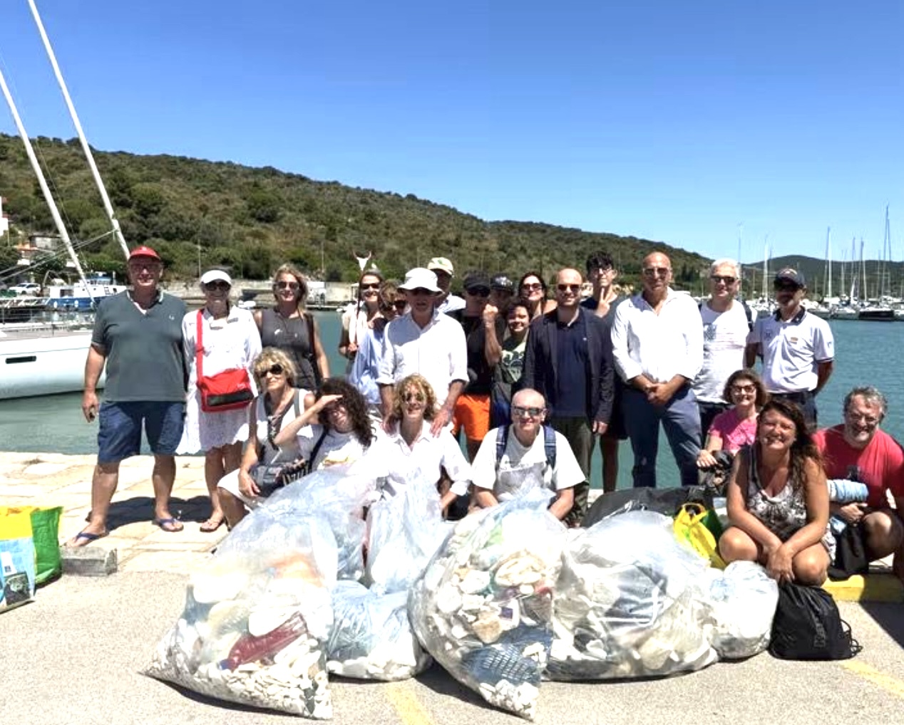 Volontari, Comuni e una Bcc insieme per ripulire uno dei tratti di costa più belli d’Italia
