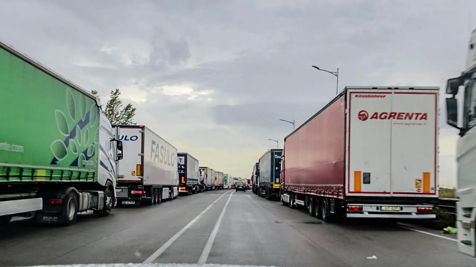 Crotone, finisce il blocco dei Tir sulla Statale 106: autotrasportatori pronti a riprendere le proteste
