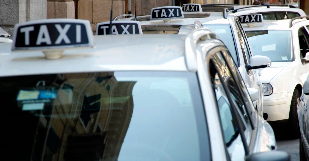 Prezzi dei carburanti in aumento, taxi e Ncc in protesta a Roma: presidio al ministero dei Trasporti, sciopero possibile