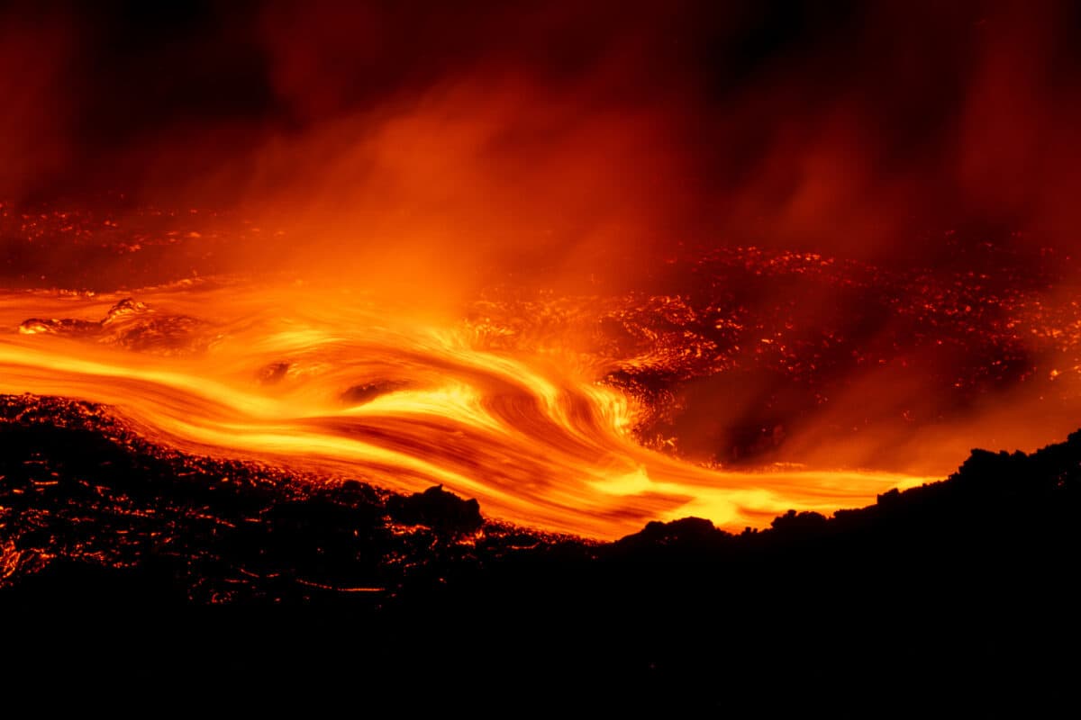 Eruzione dell'Etna: disagi negli aeroporti siciliani con voli annullati